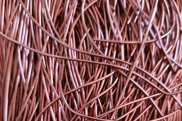 Канитель мягкая, темно - красного цвета. Размер 1 мм