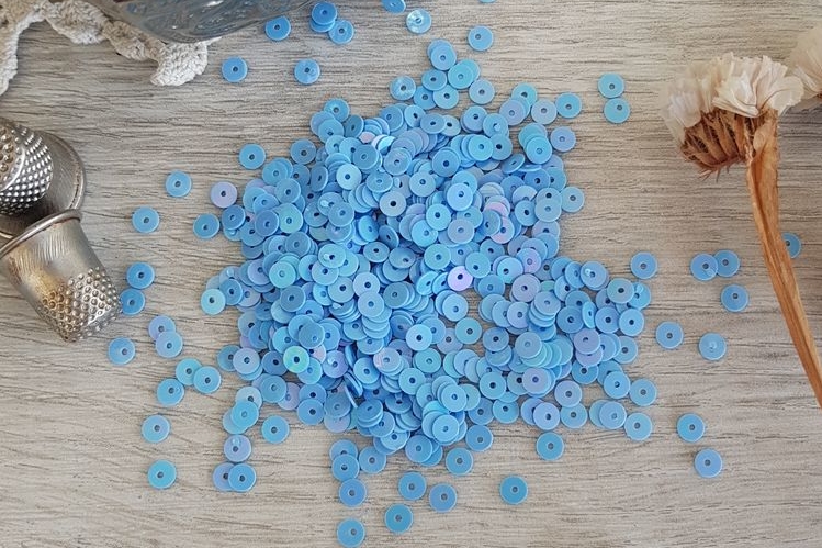 Пайетки голубые с перламутром. Размер 4мм. Производство Ливан.