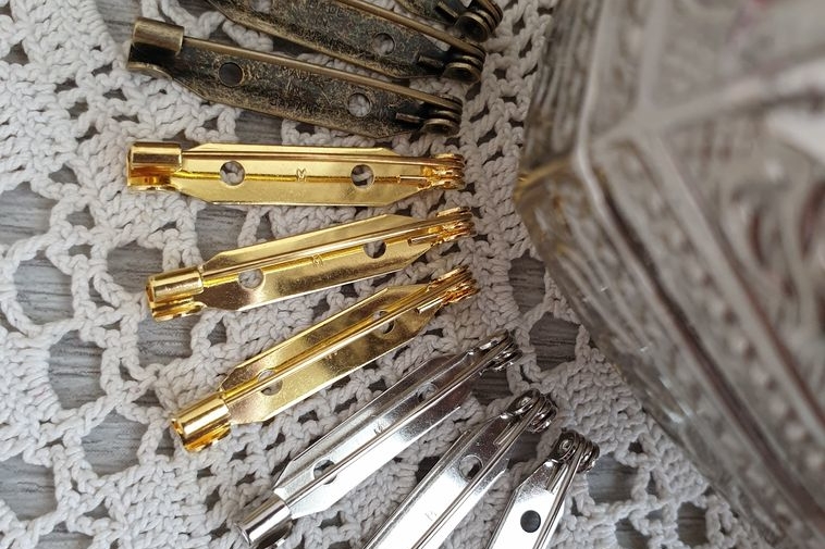 булавки для брошей