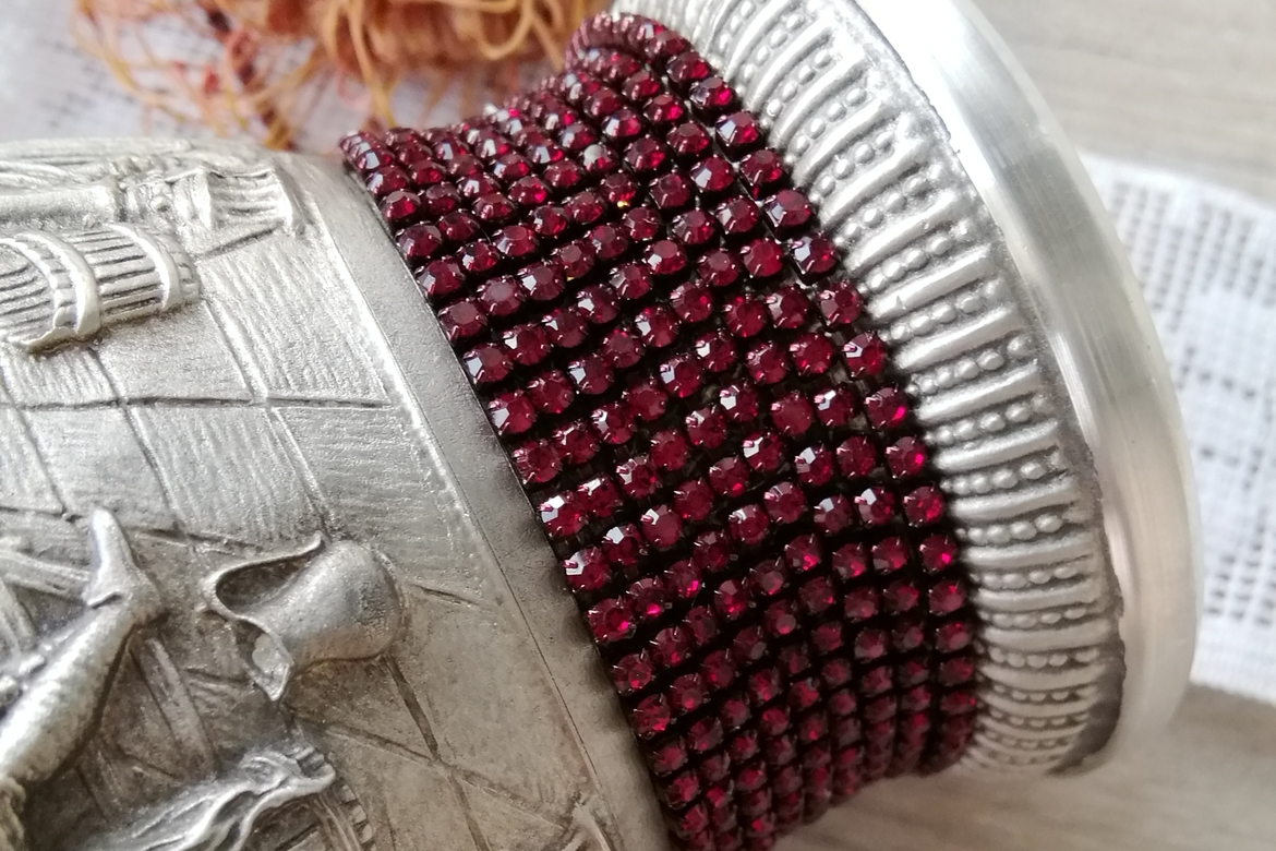 стразовая цепь бордовая, цет оправы в цвет кристаллов