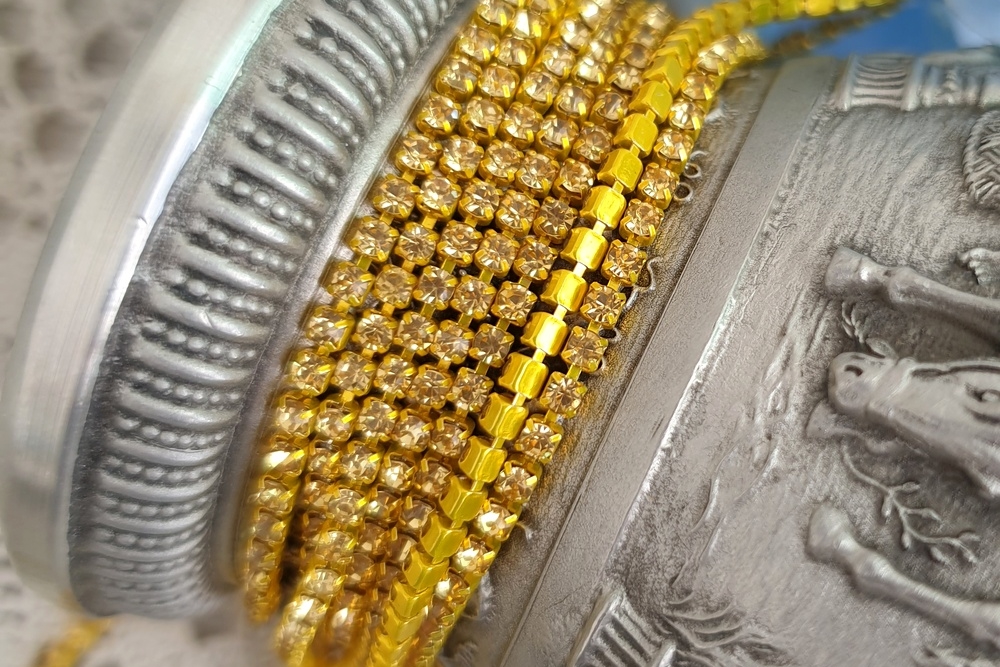 стразовая цепь желтая