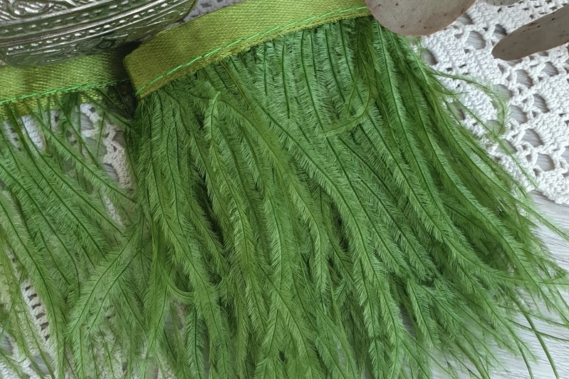 перья страуса на ленте