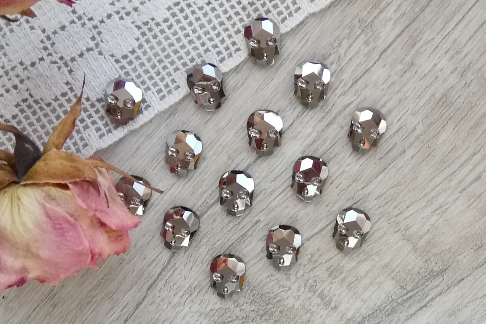 клеевые стразы череп