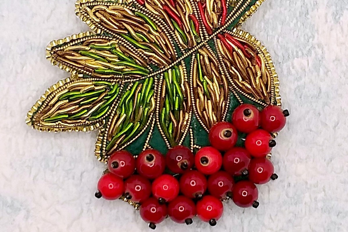 брошь рябина