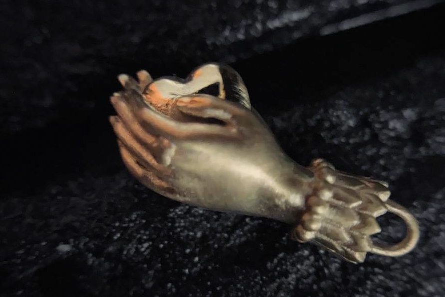 подвеска ювелирная сердце в руках фурнитура Терезы Донстер