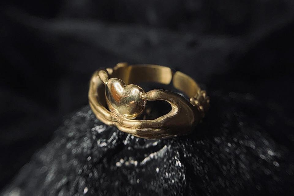 кольцо фурнитура ювелирное сердце в руках Тереза Донстер Брошкискул