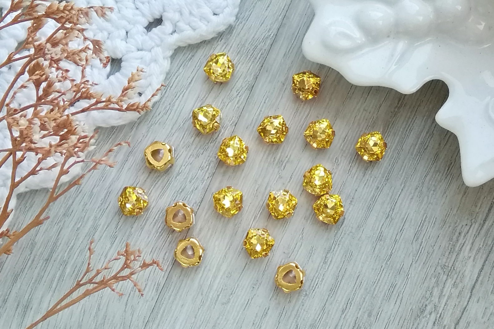 кристаллы золотые, кристаллы в оправе купить