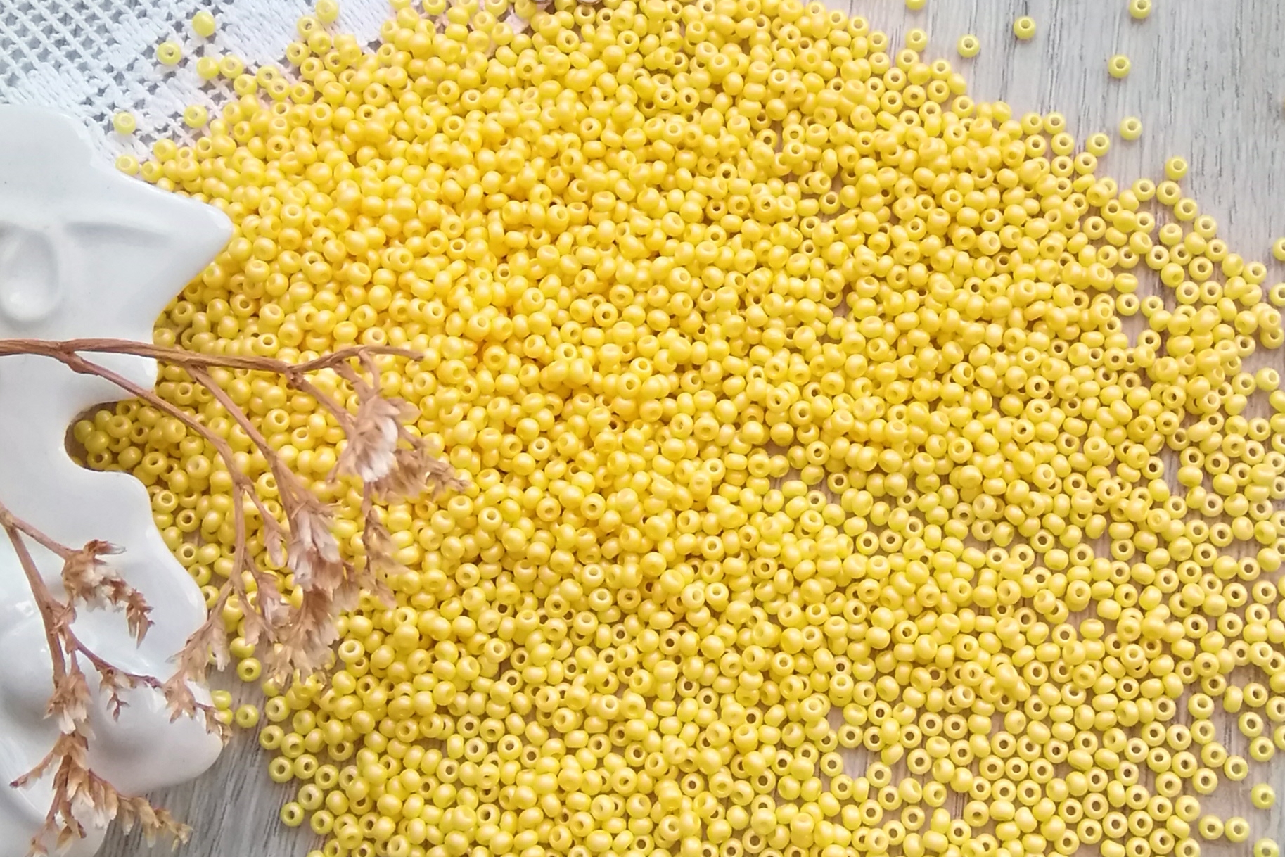 бисер чешский желтый