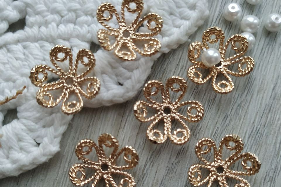 Цветочек плетеный подвеска, кулон