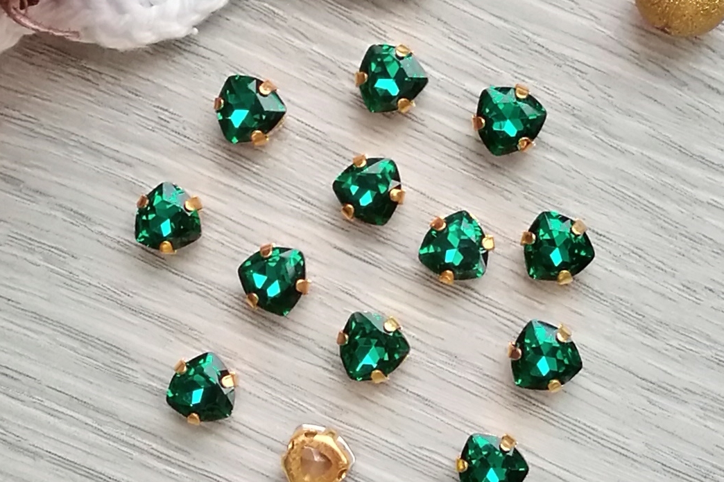 кристаллы треугольные триллианы в кастах золото