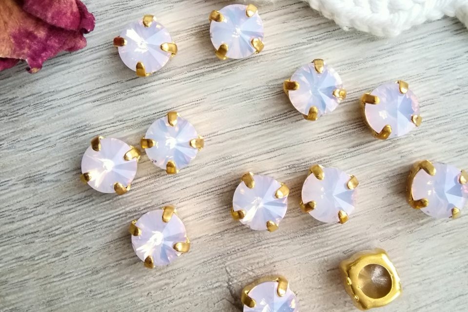 кристаллы риволи розовый опал в оправе