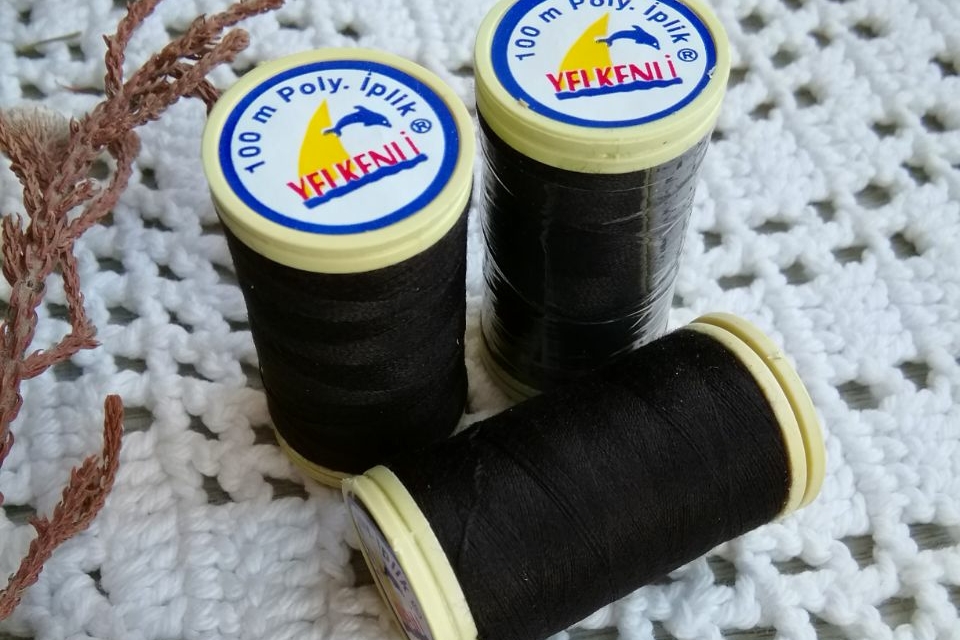 нитки для шитья черные
