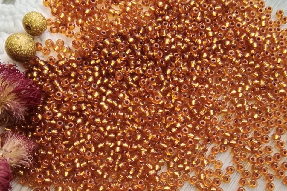 бисер чешский янтарный 8/0