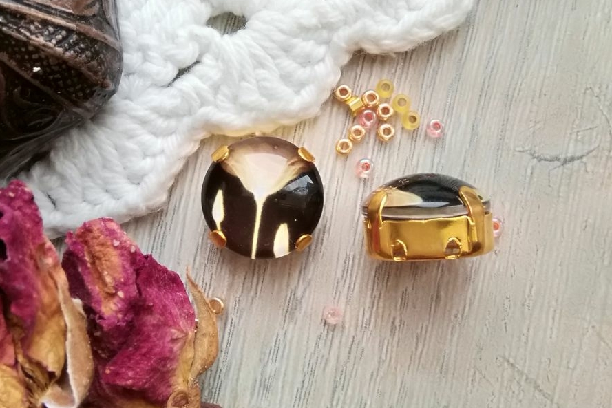 Кабошон ЗОЛОТАЯ ЛИЛИЯ в оправе под золото 14 мм (kb097)