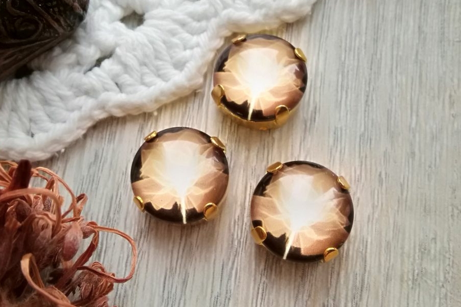 КАБОШОН В ОПРАВЕ золотой пион