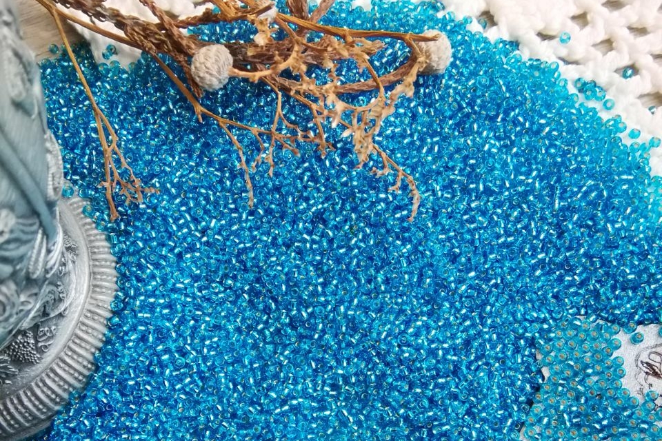 бисер чешский голубой огонек 67010