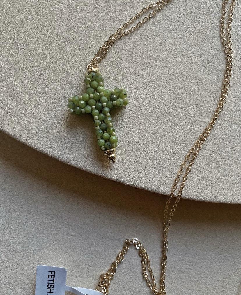 Плетеный крест из натуральных граненых бусин нефрита