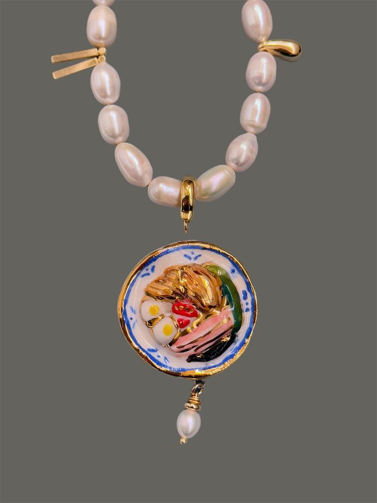 Рамён в тарелочке с голубой каёмочкой