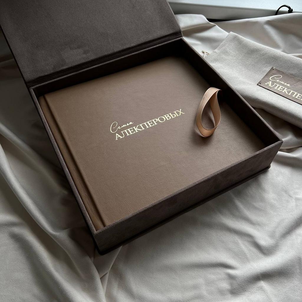 Кожаный коричневый фотоальбом с тиснением