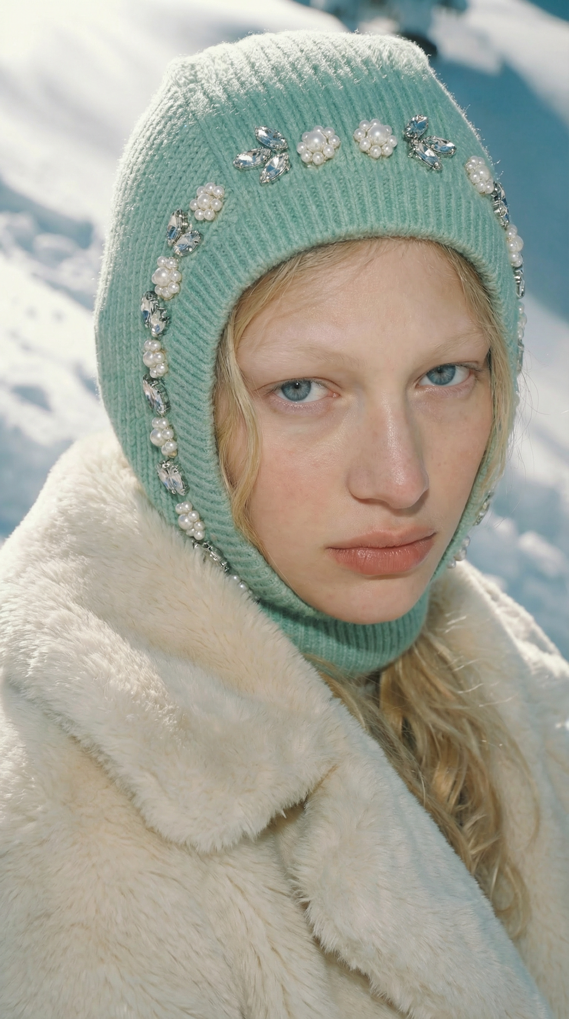 Капор в стразах