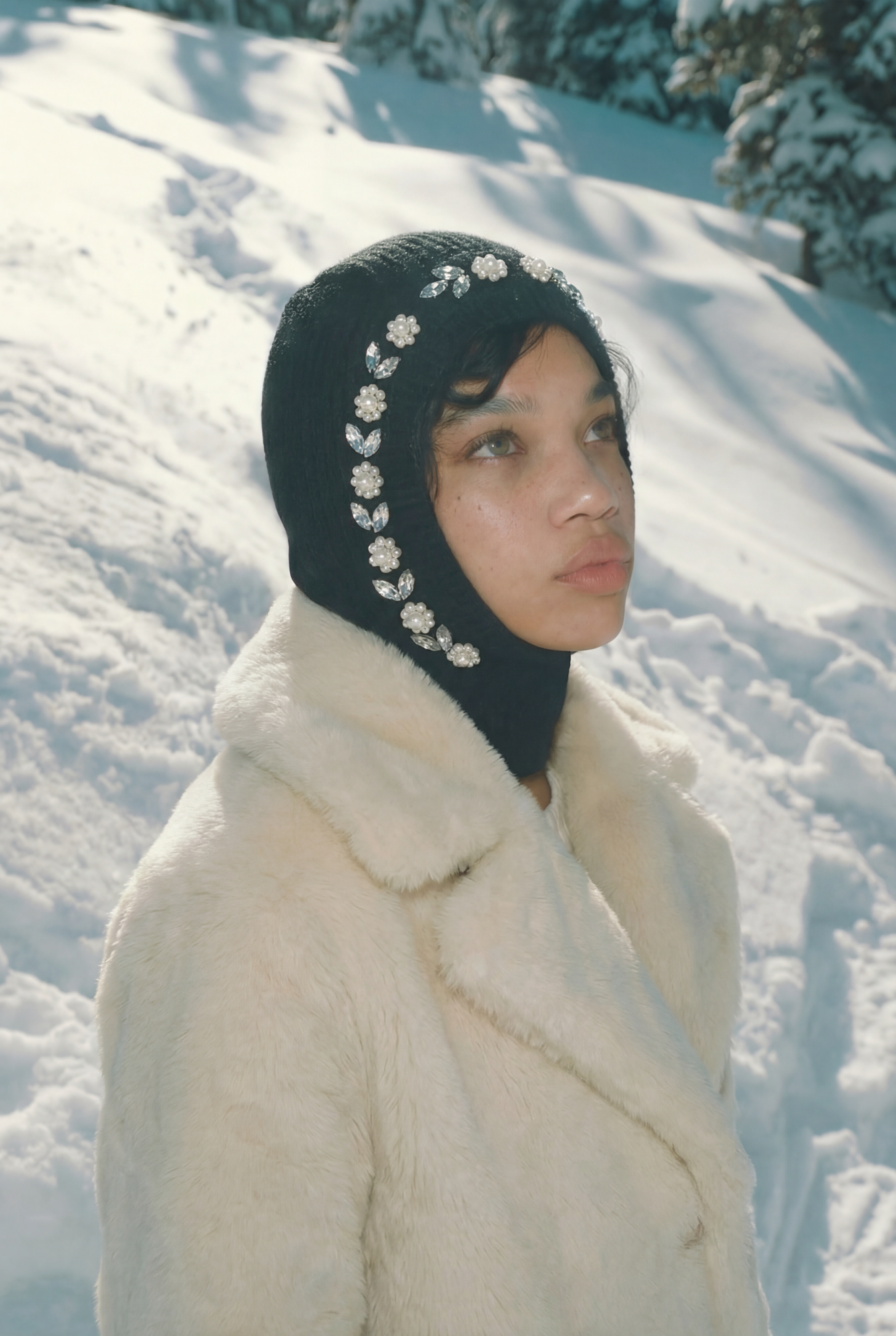 Капор в стразах