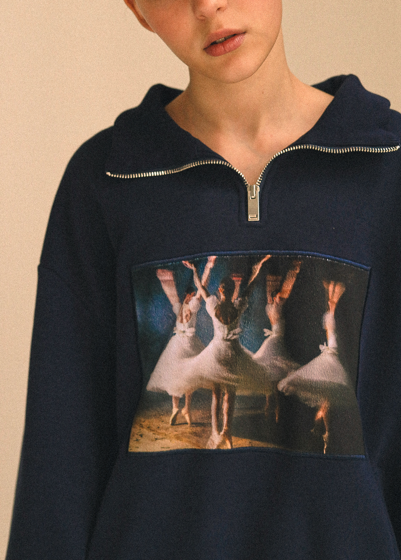 Халф-зип с принтом "Балерины в синем", темно-синяя