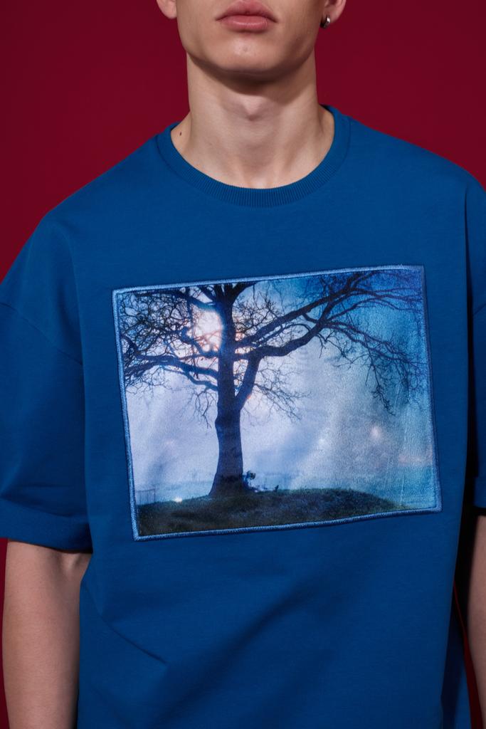 Футболка  "Астронавт под деревом", бирюзовая