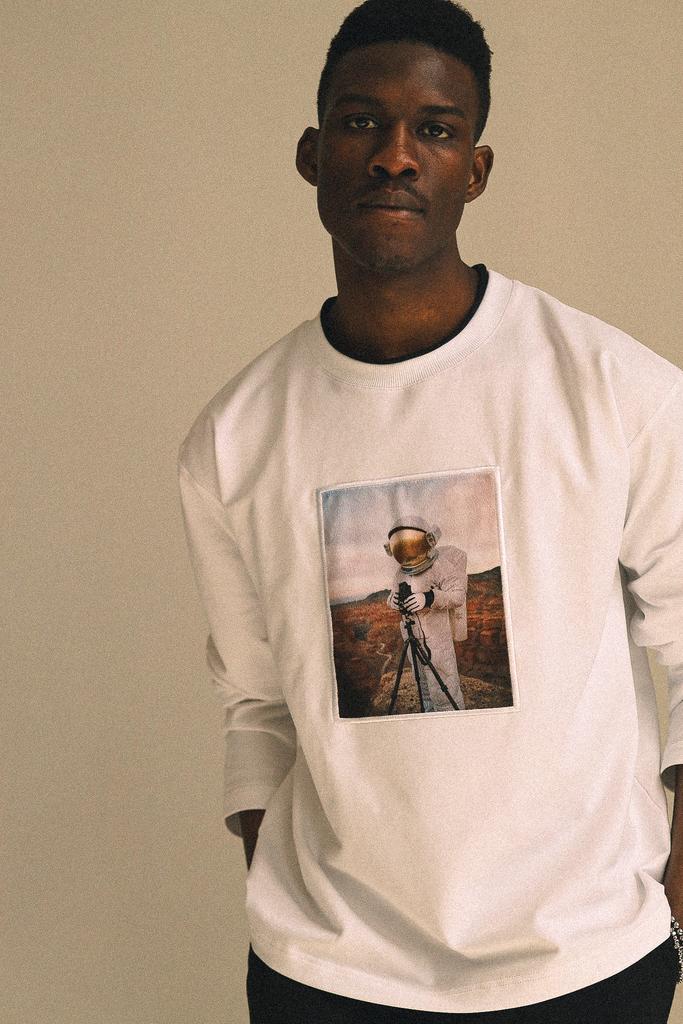 Лонгслив с принтом "Астронавт с фотокамерой"