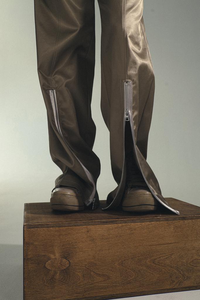 Брюки глянцевые с молниями Звездный поток, оливковые