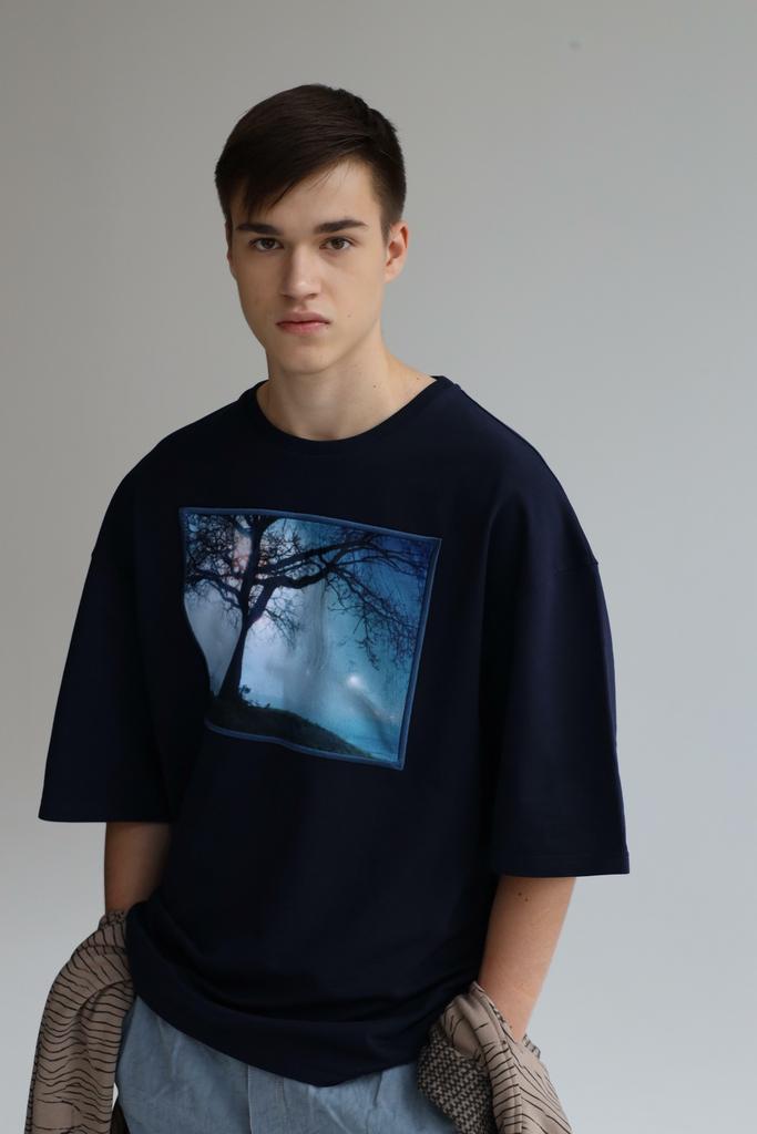 Футболка "Астронавт под деревом", темно-синяя