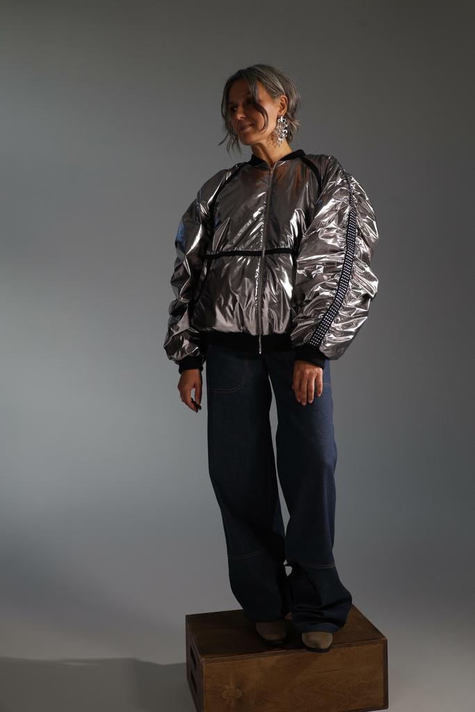 Бомбер с объемными рукавами, серебро