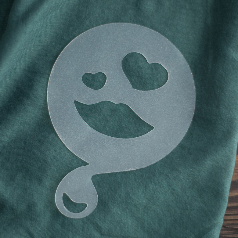 Трафарет "<3"