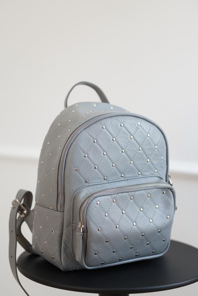 Рюкзак с заклепками серый