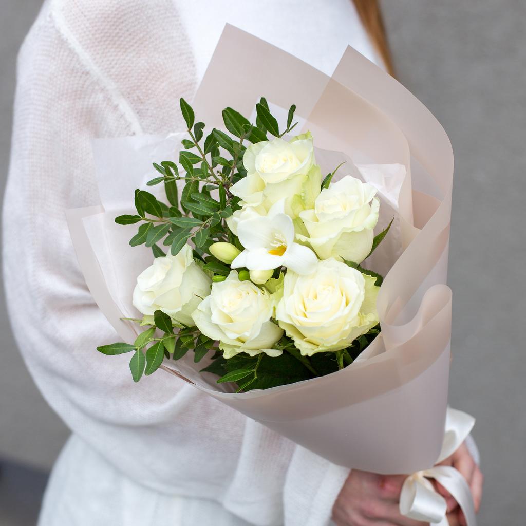 Розы и фрезия