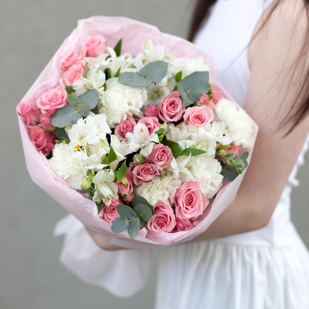 Букет из альстромерий, диантусов роз и фрезий