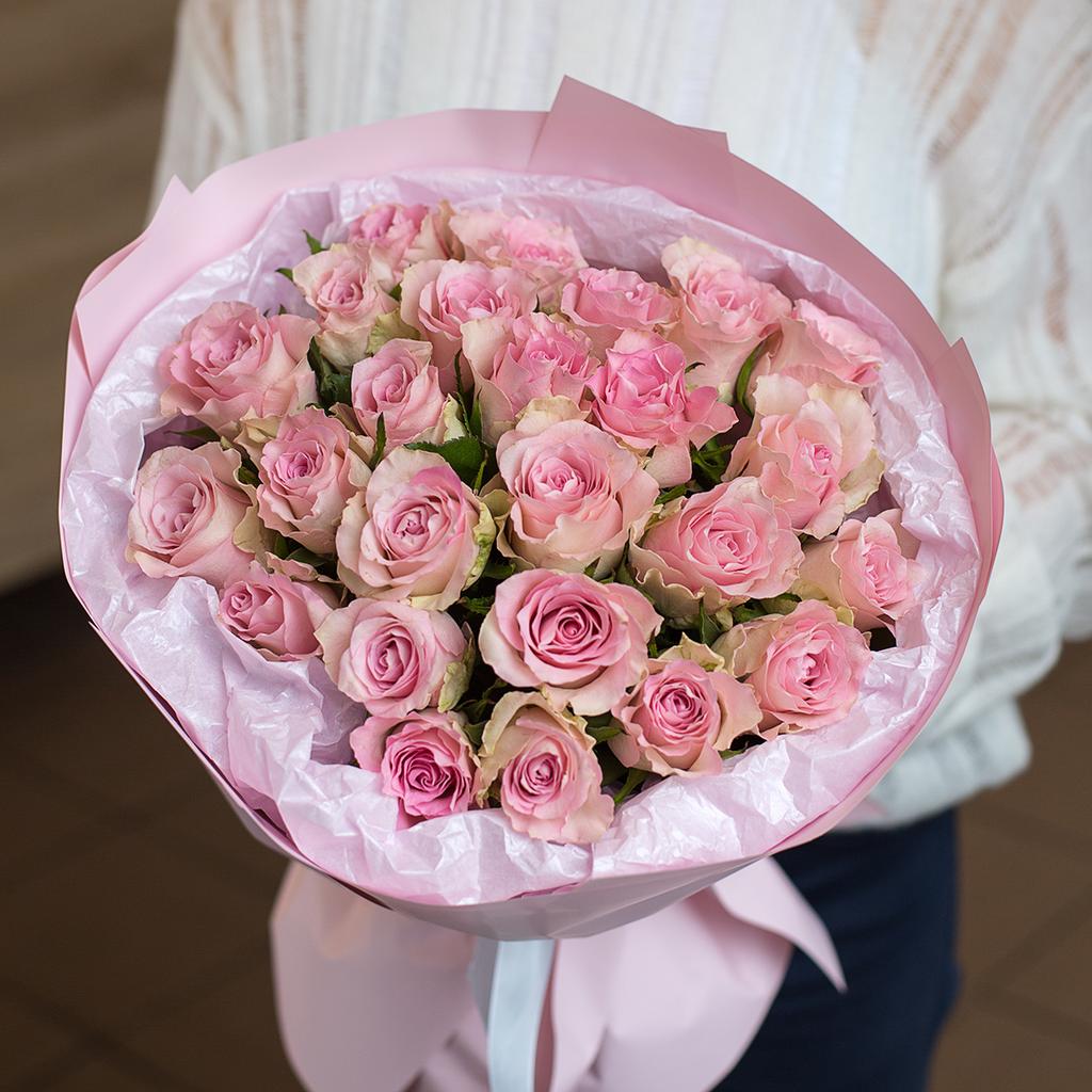25 розовых роз