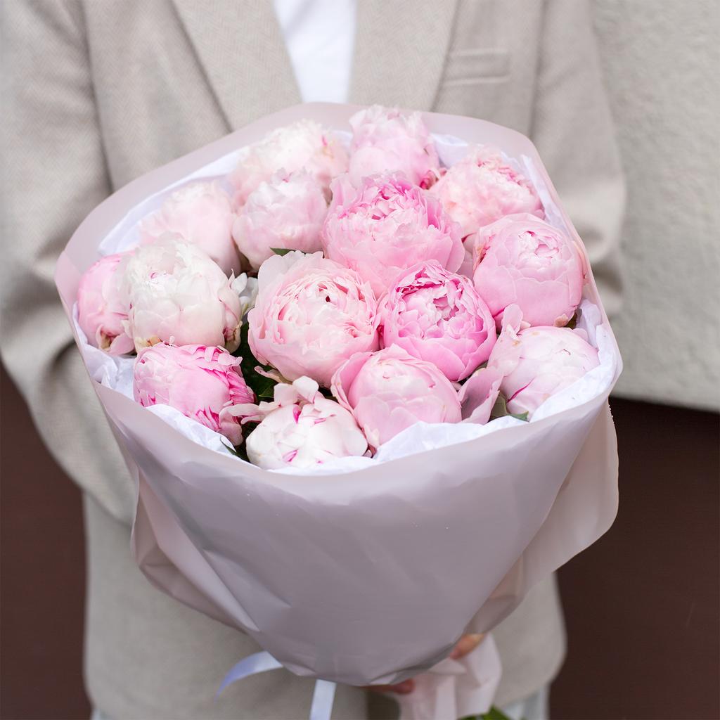 15 розовых пионов