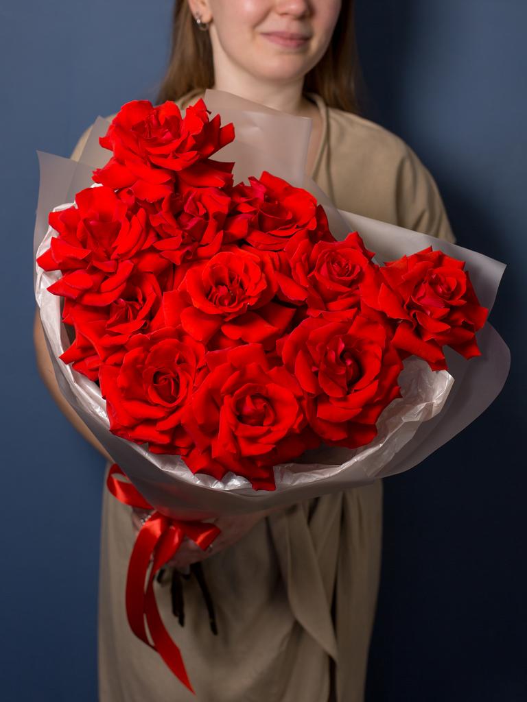 Алые французские розы