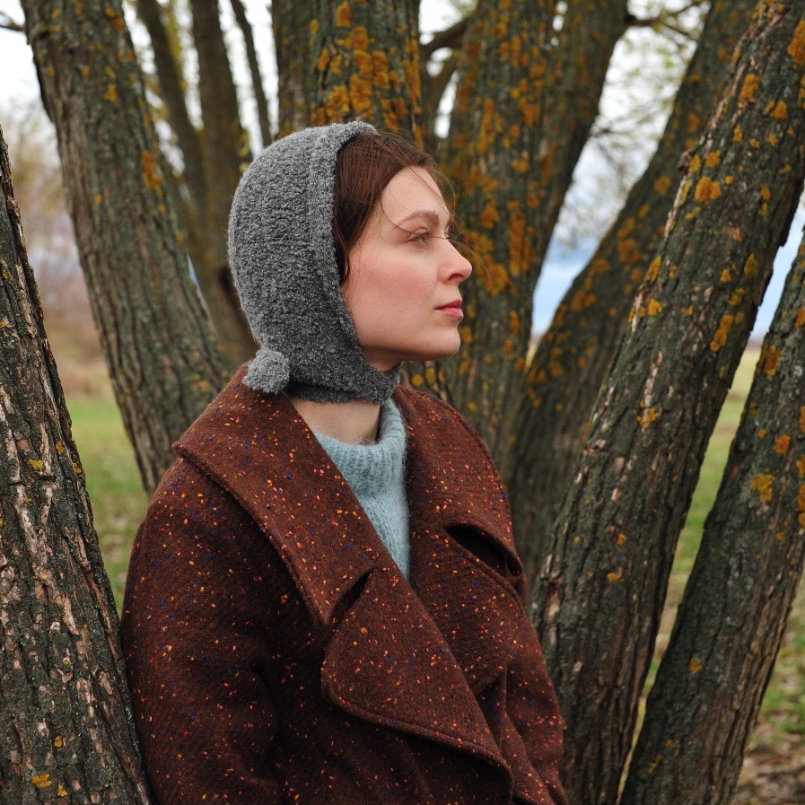 Чепчик из пряжи букле серый (предзаказ)