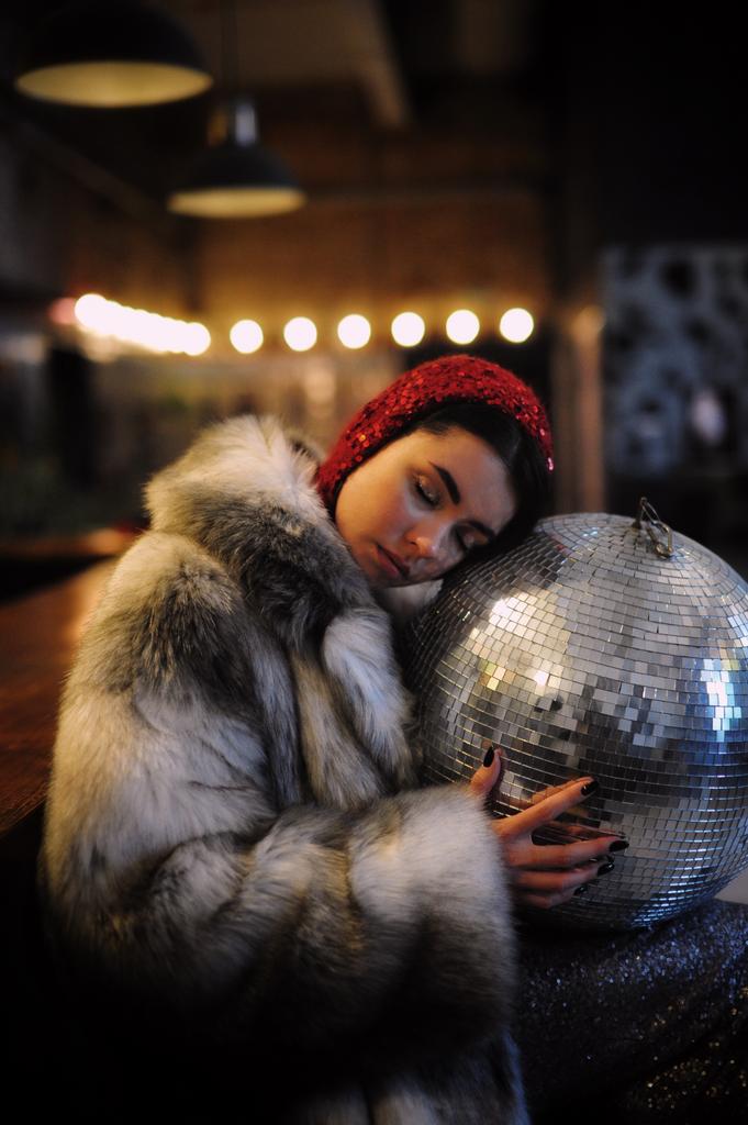 Чепчик с пайетками гранатовый