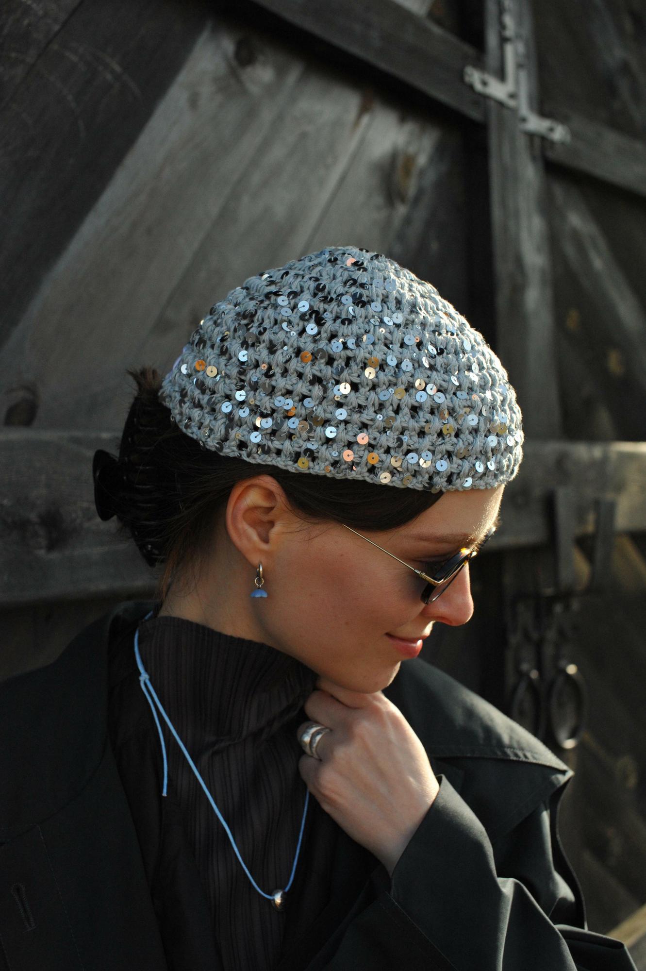 Шапочка из хлопка крупной вязки с пайетками