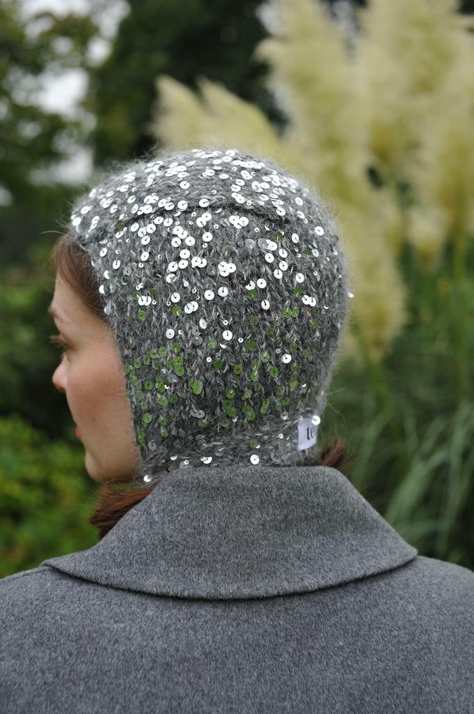 Чепчик средне-серый с пайетками