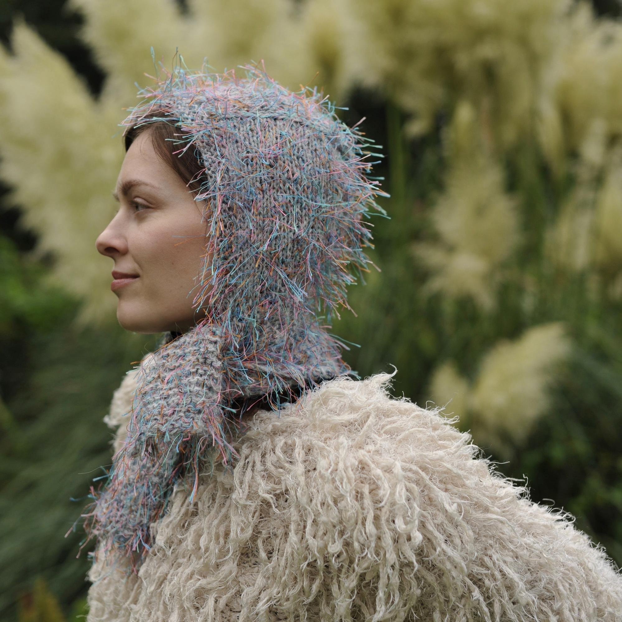 Шарфюшон серый с цветными ниточками