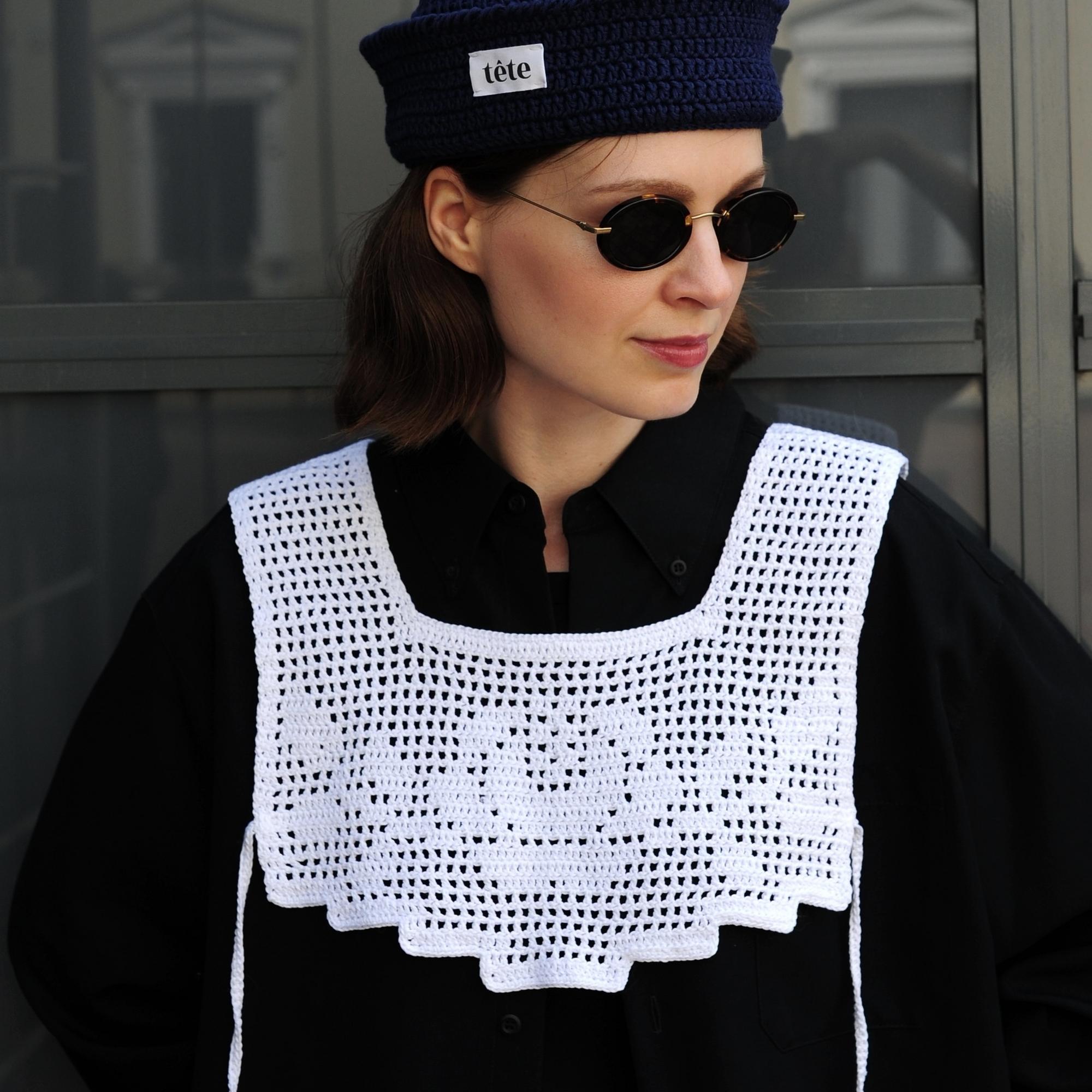 Манишка с розой белая