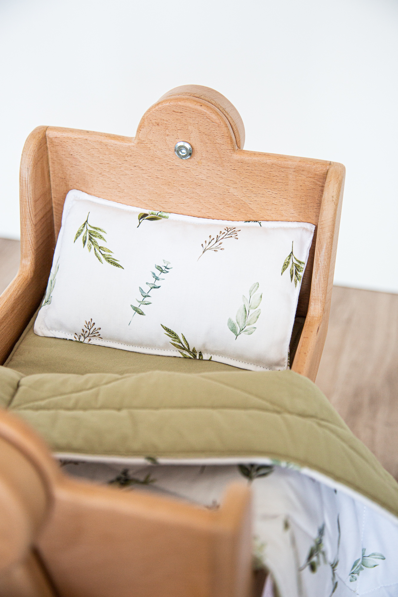 Кроватка для куклы с постельным бельем