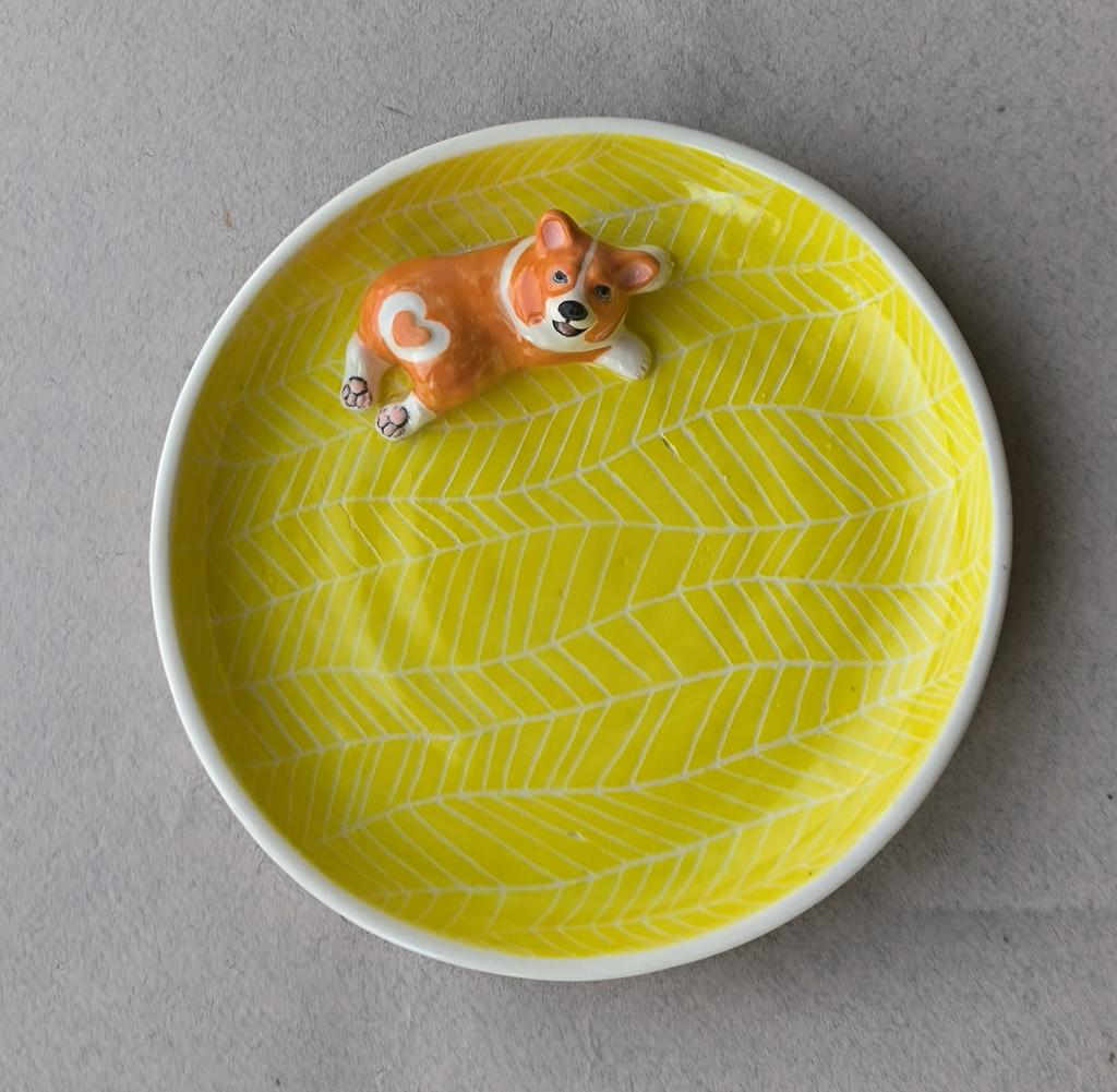 Тарелка с корги желтая