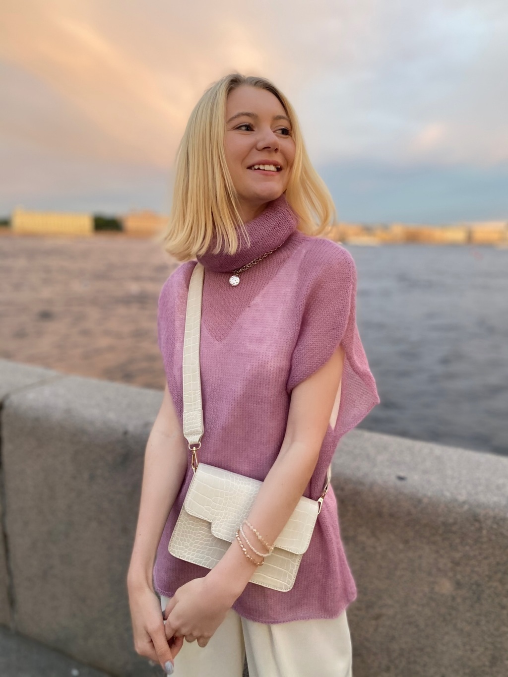 Жилет из мохера чайная роза