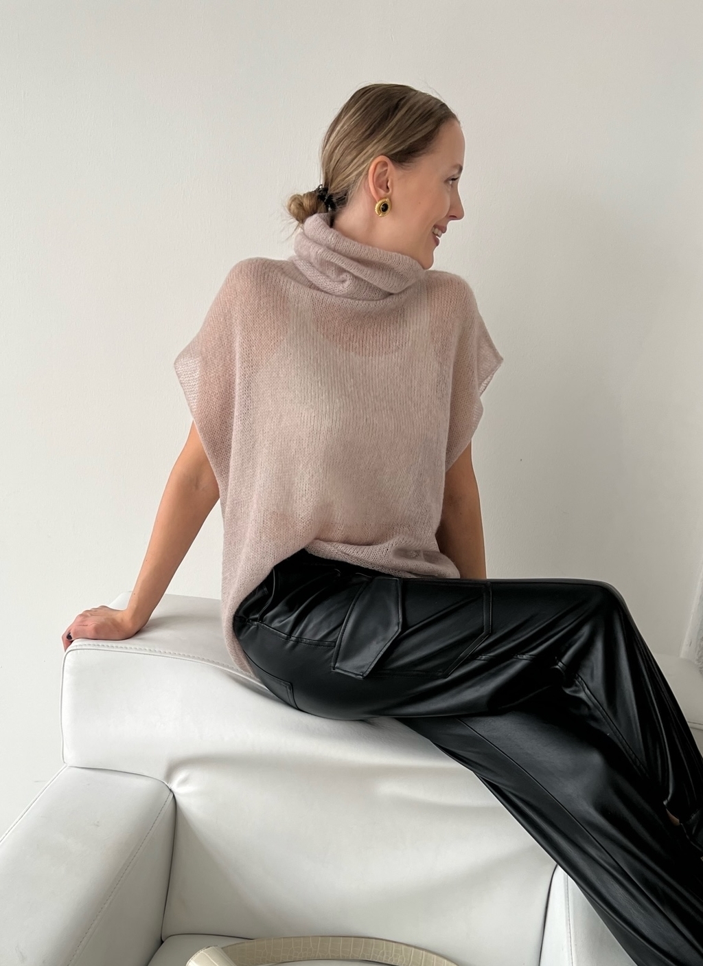 Жилет из мохера латте