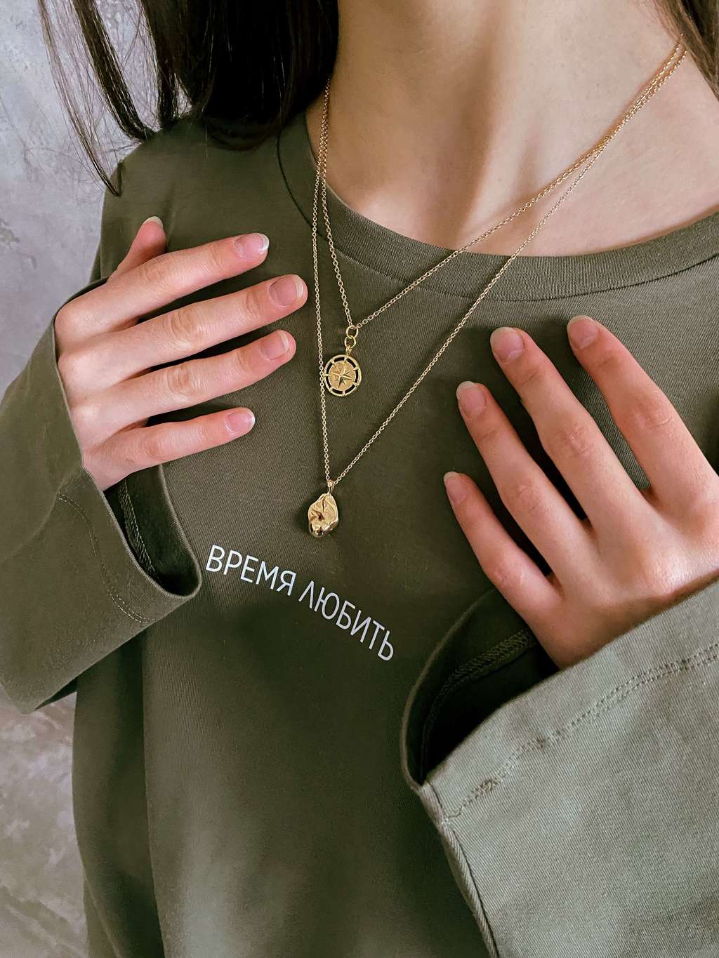 Оверсайз лонгслив с надписью "время любить"