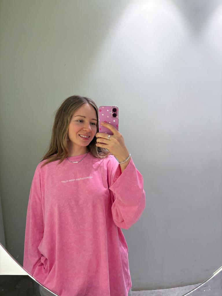 Оверсайз лонгслив в цвете розовый гранж